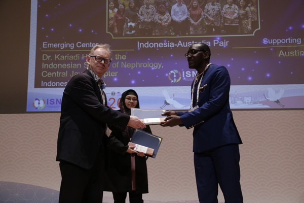 Professor Peter Mount, Director of Nephrology at Austin Health receives Schrier Award at a plenary session of the World Congress of Nephrology, in Yokohama, Japan.
